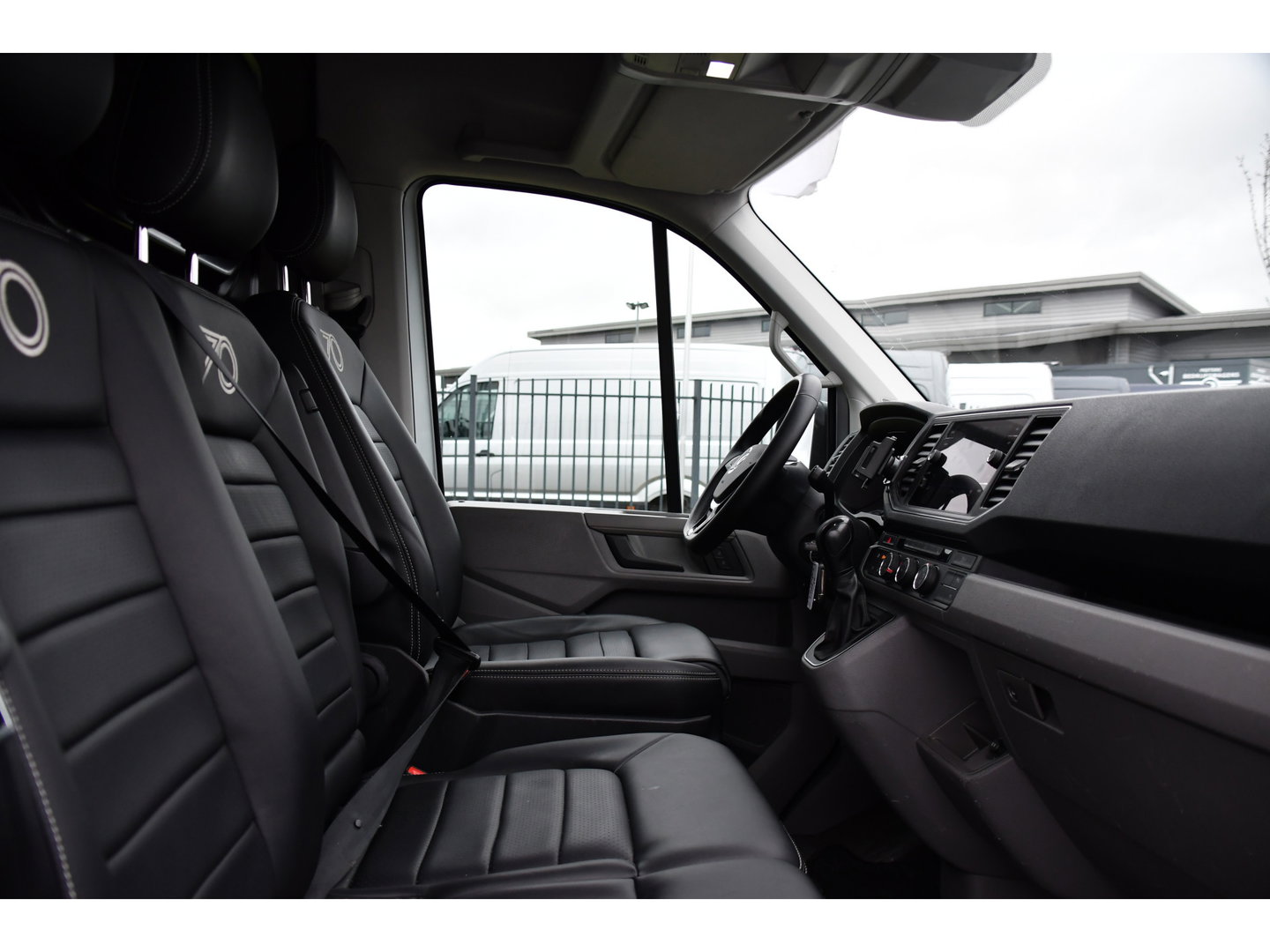 Volkswagen Crafter 35 2.0 TDI L3H3 Highline PB Edition Full Options! Adaptieve Cruise, Carplay, LED, Leder, Stoelwarming, Trekhaak, Multimedia, Uniek!