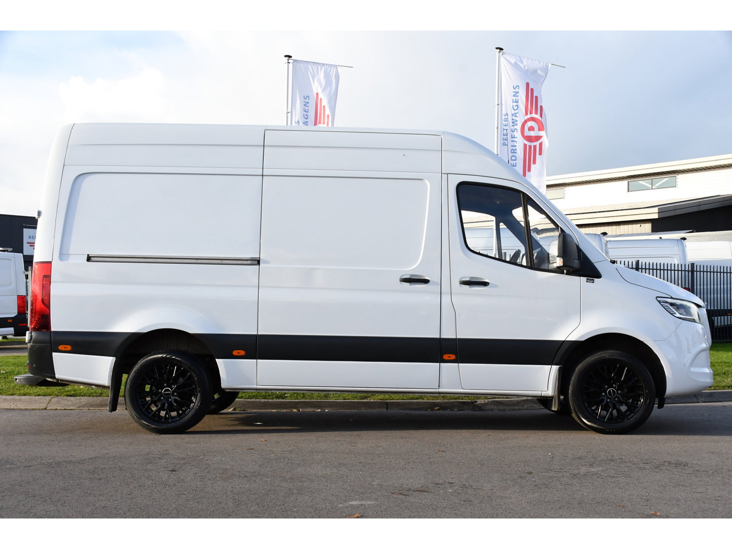 Mercedes-Benz Sprinter 319 3.0 V6 CDI L2H2 RWD AMG Edition Camera, Cruise, Carplay, 190pk, Automaat, Multimedia, LED, Stoelverwarming, Standkachel, Uniek!