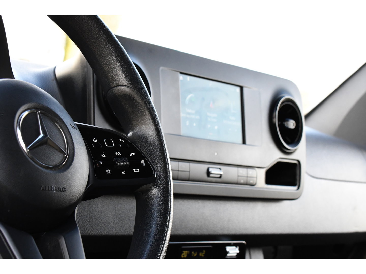 Mercedes-Benz Sprinter 319 3.0 V6 CDI L2H2 RWD AMG Edition Camera, Cruise, Carplay, 190pk, Automaat, Multimedia, LED, Stoelverwarming, Standkachel, Uniek!