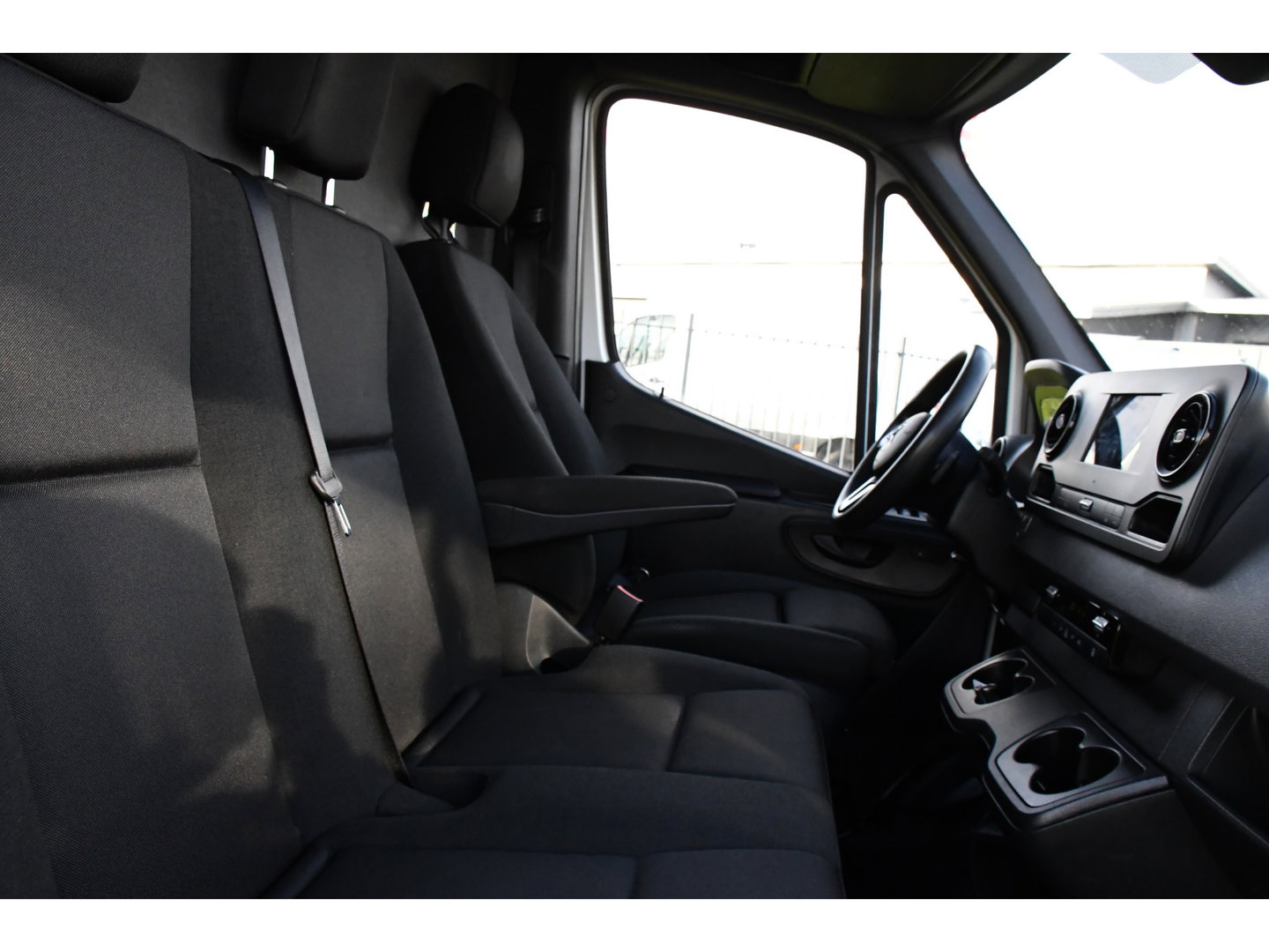 Mercedes-Benz Sprinter 319 3.0 V6 CDI L2H2 RWD AMG Edition Camera, Cruise, Carplay, 190pk, Automaat, Multimedia, LED, Stoelverwarming, Standkachel, Uniek!