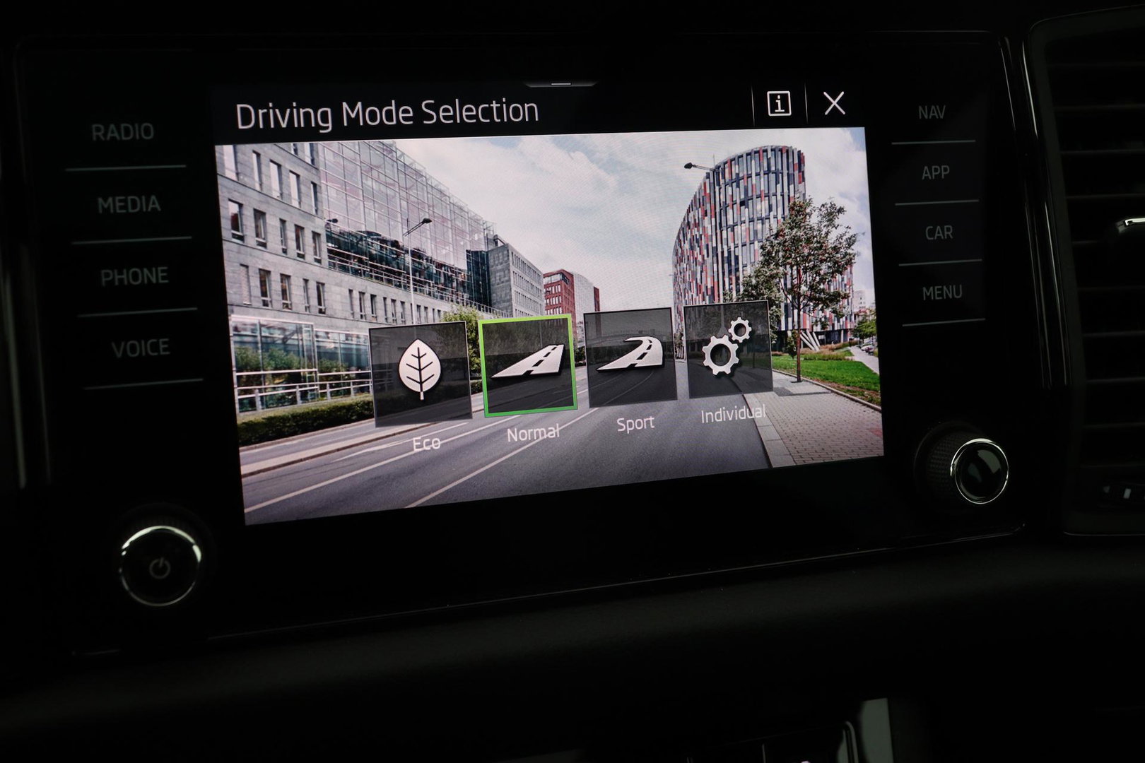 Škoda Kodiaq 1.5 TSI Sportline Business 7p. | Panoramadak | ACC | Trekhaak | Keyless | Stoel+Stuurverwarming | Camera | Lane Assist