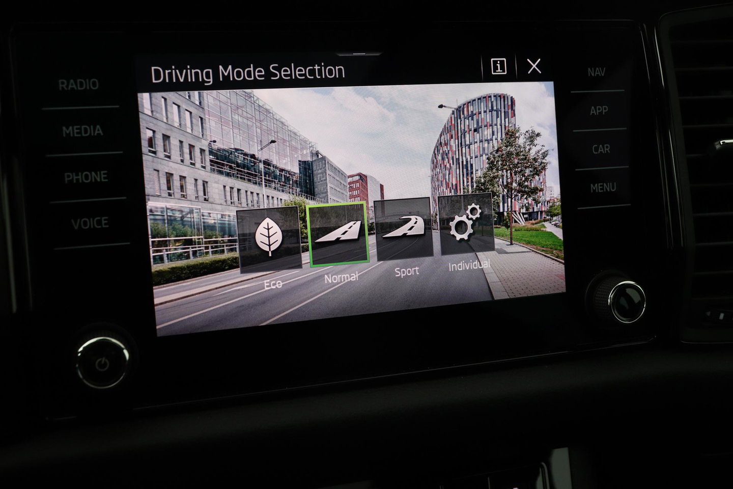 Škoda Kodiaq 1.5 TSI Sportline Business 7p. | Panoramadak | ACC | Trekhaak | Keyless | Stoel+Stuurverwarming | Camera | Lane Assist
