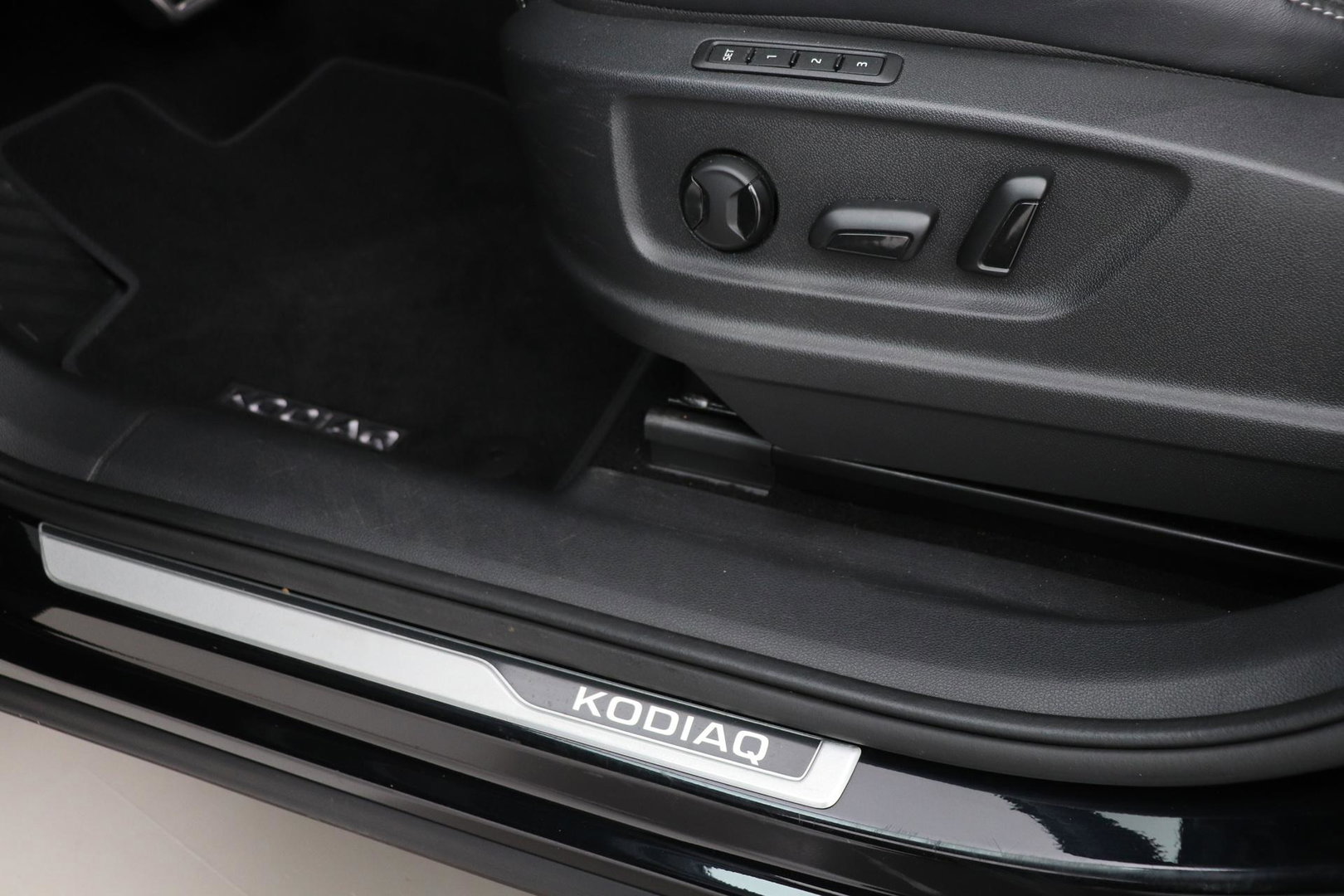 Škoda Kodiaq 1.5 TSI Sportline Business 7p. | Panoramadak | ACC | Trekhaak | Keyless | Stoel+Stuurverwarming | Camera | Lane Assist