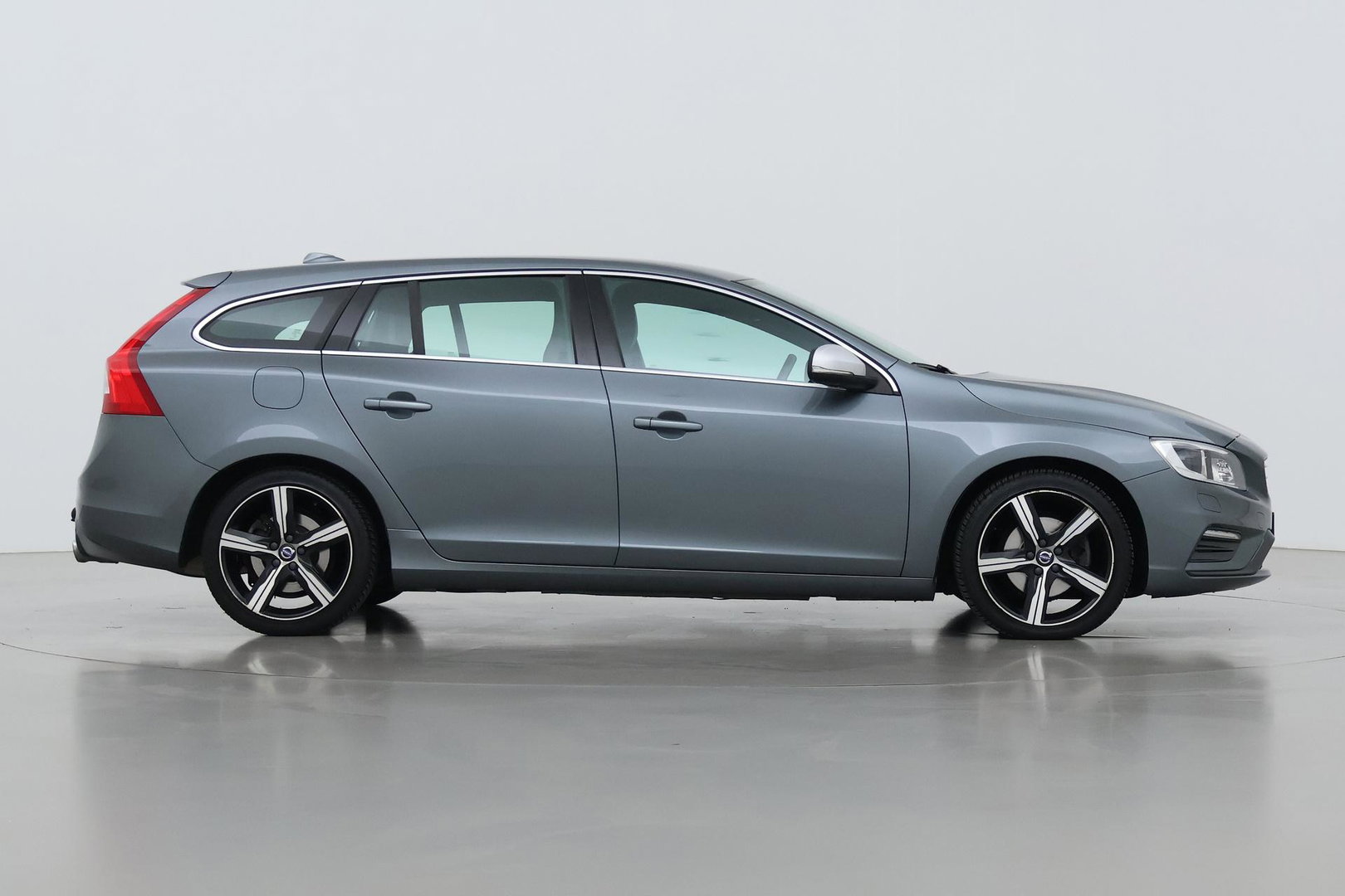 Volvo V60 T4 Business Sport R-Design | Trekhaak | Stoelverwarming | Navigatie | Cruise Control | 18 Inch