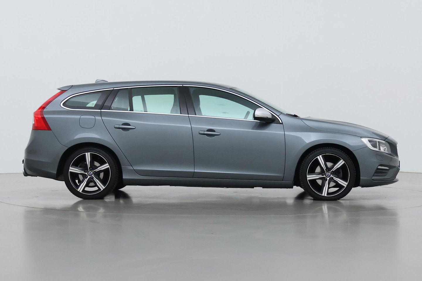 Volvo V60 T4 Business Sport R-Design | Trekhaak | Stoelverwarming | Navigatie | Cruise Control | 18 Inch