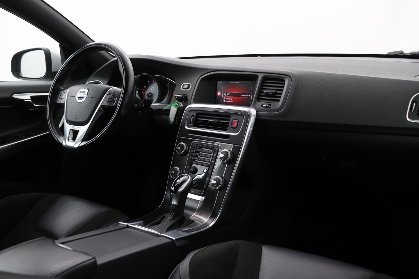Volvo V60 T4 Business Sport R-Design | Trekhaak | Stoelverwarming | Navigatie | Cruise Control | 18 Inch