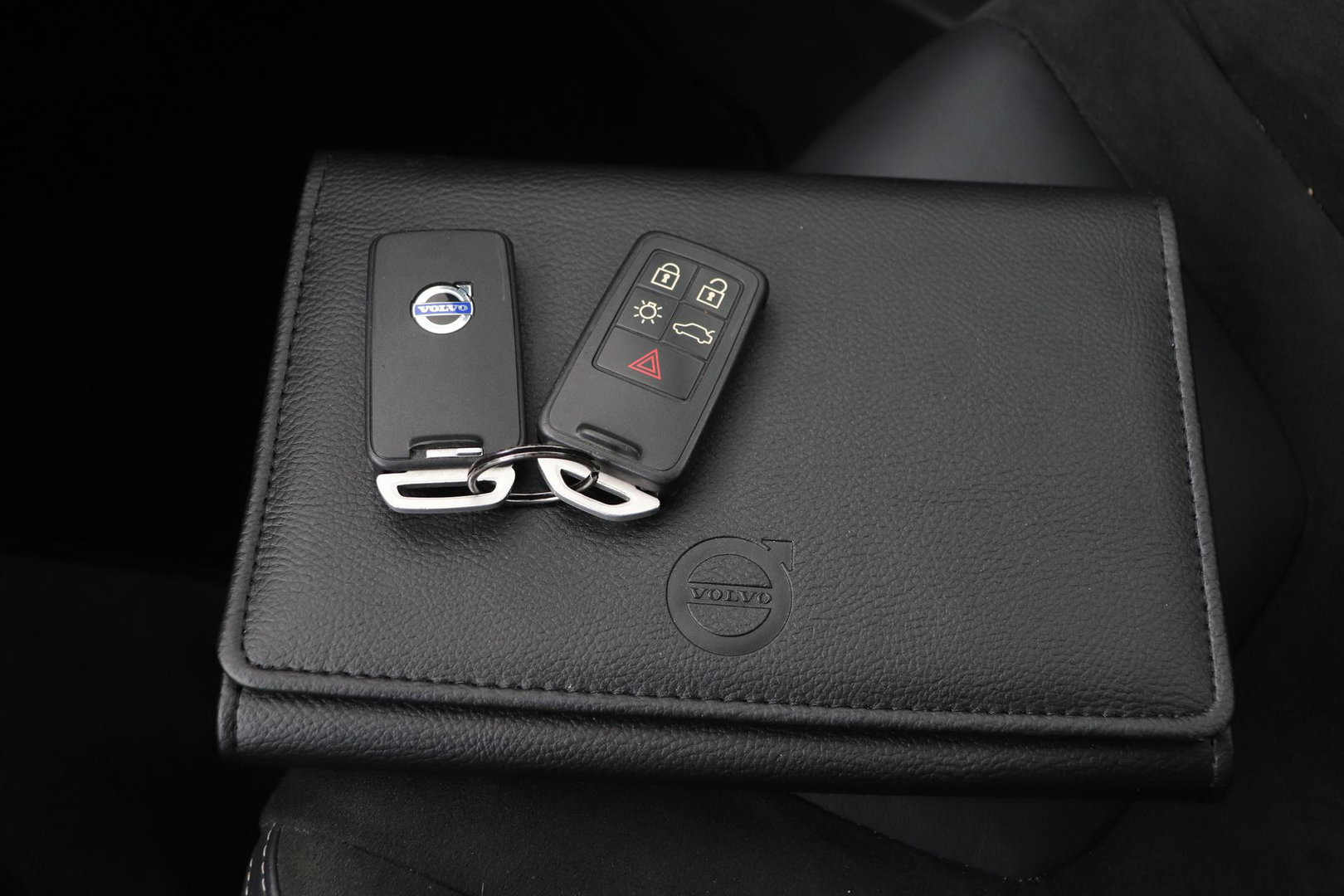 Volvo V60 T4 Business Sport R-Design | Trekhaak | Stoelverwarming | Navigatie | Cruise Control | 18 Inch