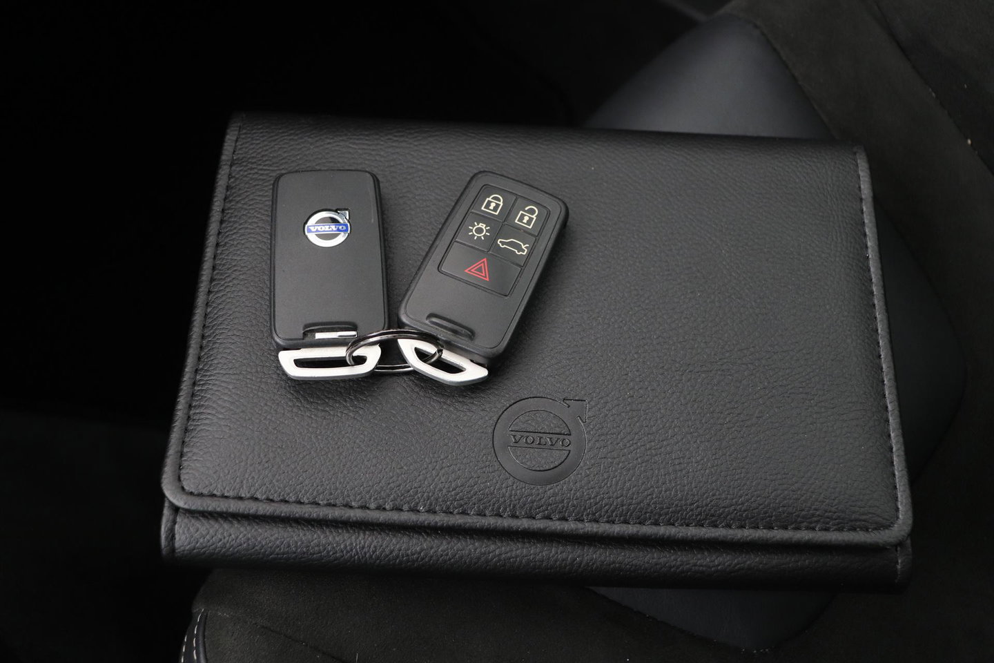 Volvo V60 T4 Business Sport R-Design | Trekhaak | Stoelverwarming | Navigatie | Cruise Control | 18 Inch