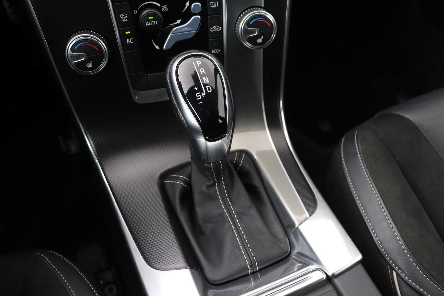 Volvo V60 T4 Business Sport R-Design | Trekhaak | Stoelverwarming | Navigatie | Cruise Control | 18 Inch