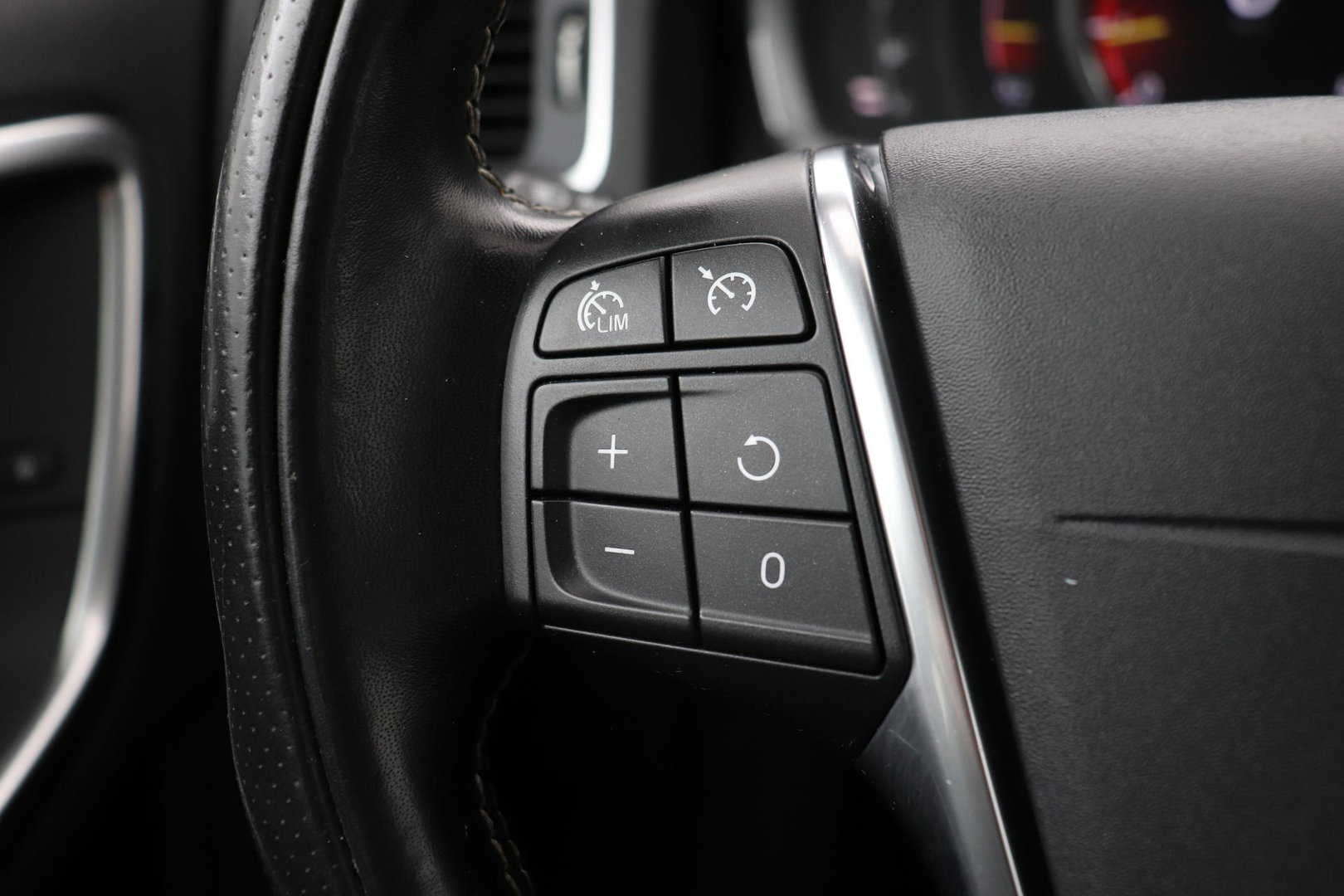 Volvo V60 T4 Business Sport R-Design | Trekhaak | Stoelverwarming | Navigatie | Cruise Control | 18 Inch