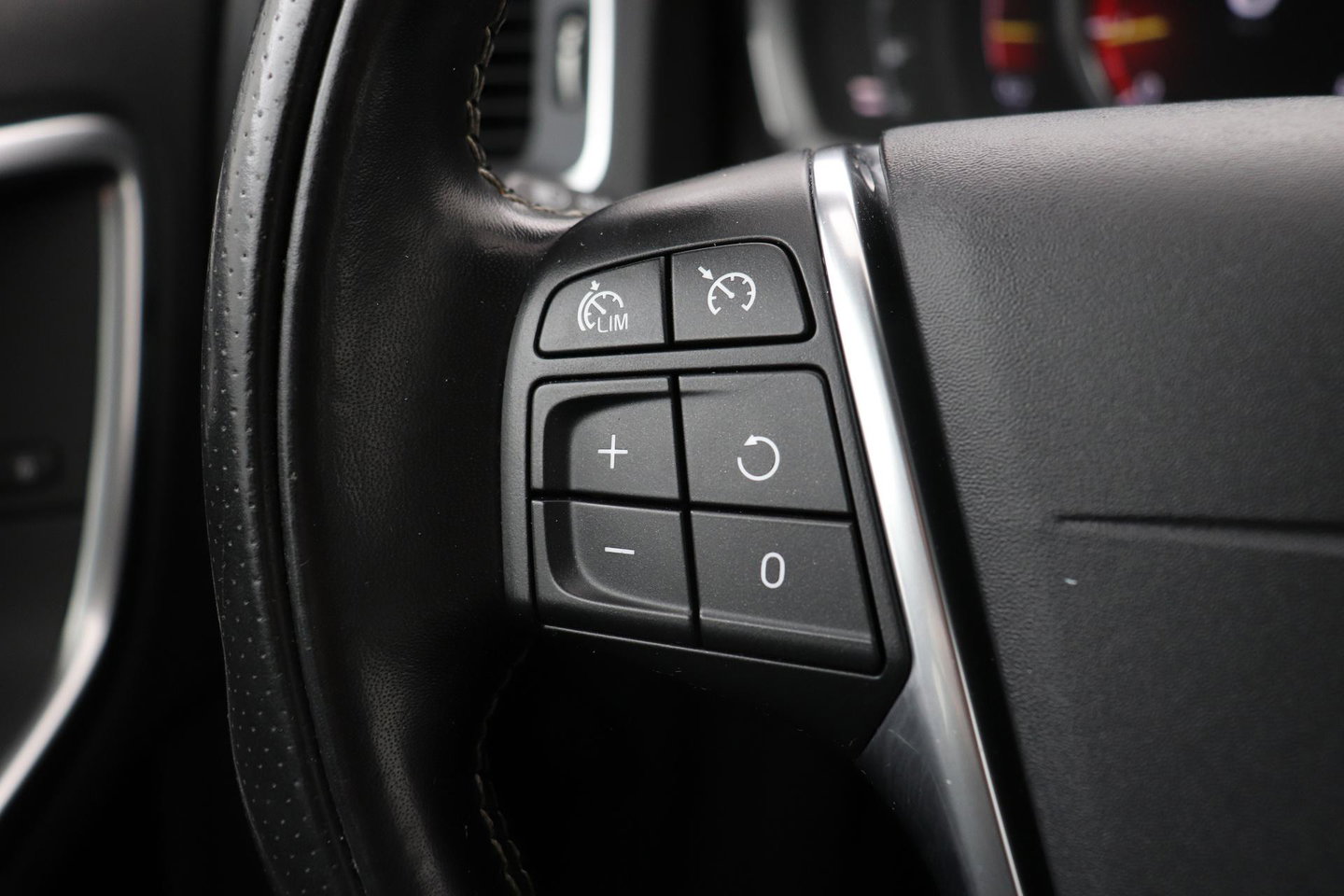 Volvo V60 T4 Business Sport R-Design | Trekhaak | Stoelverwarming | Navigatie | Cruise Control | 18 Inch