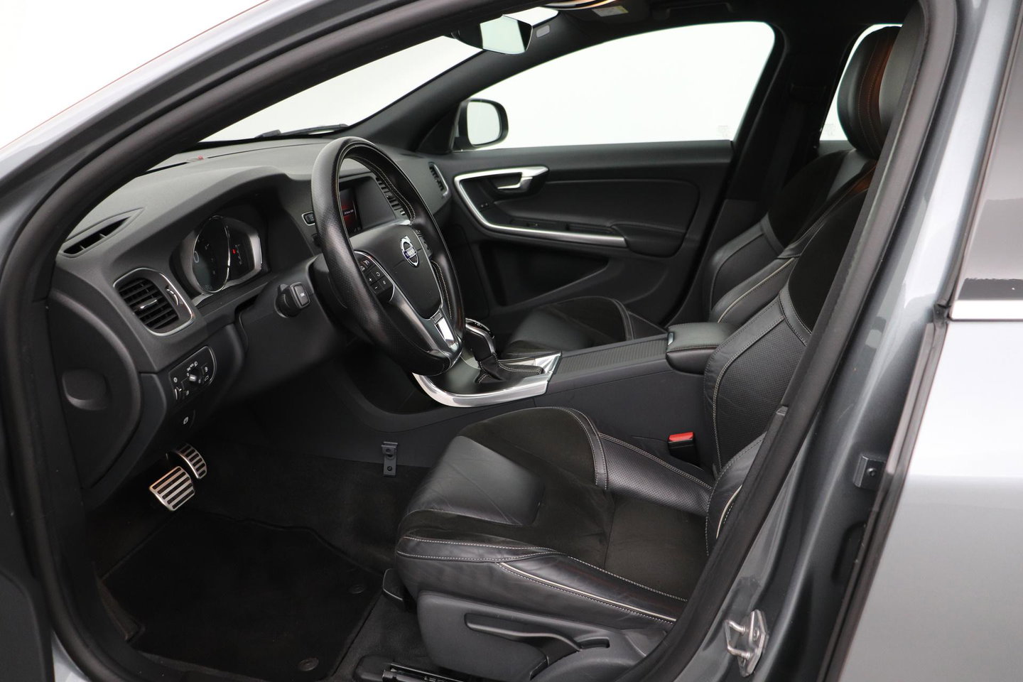 Volvo V60 T4 Business Sport R-Design | Trekhaak | Stoelverwarming | Navigatie | Cruise Control | 18 Inch