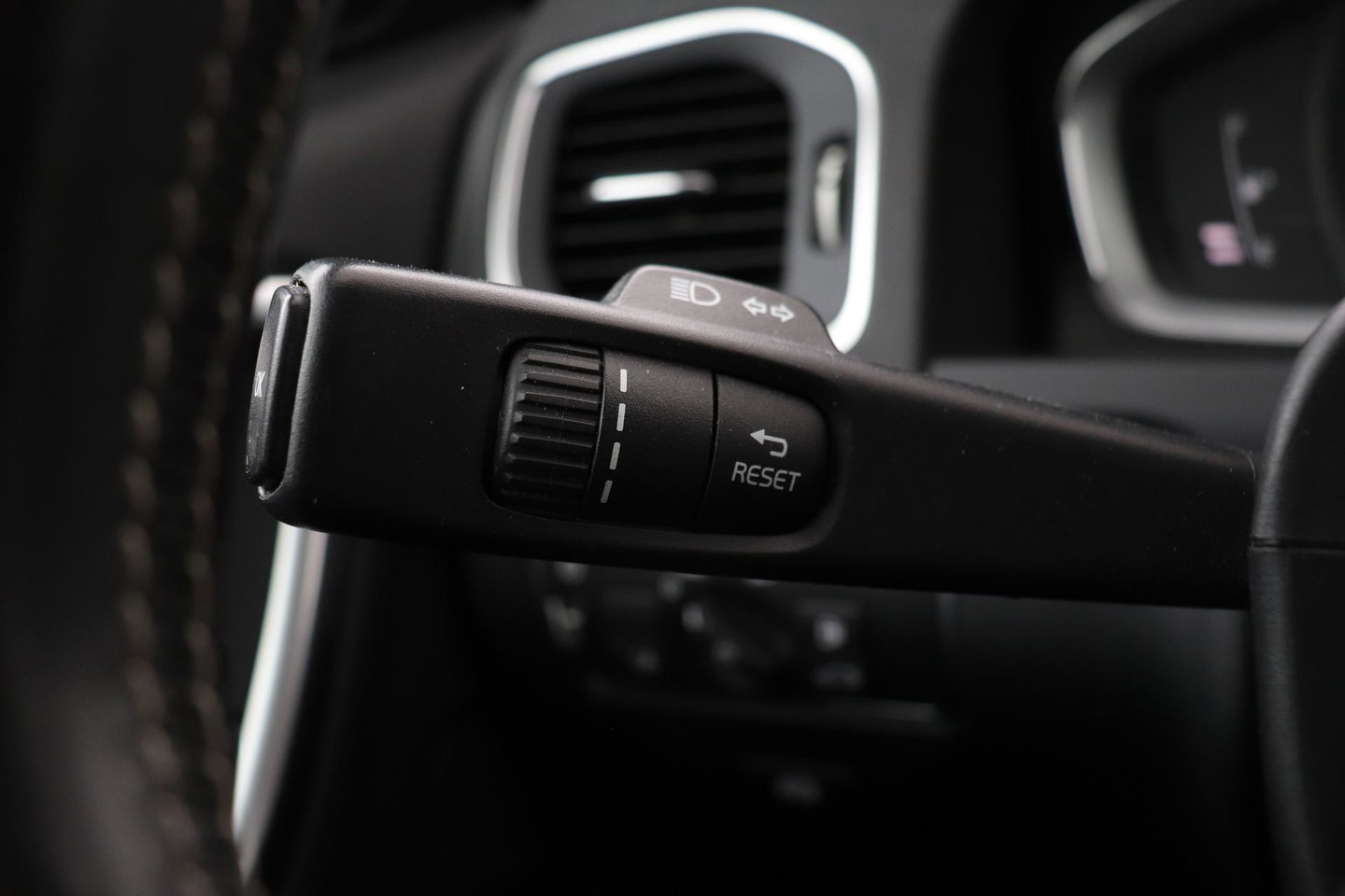 Volvo V60 T4 Business Sport R-Design | Trekhaak | Stoelverwarming | Navigatie | Cruise Control | 18 Inch