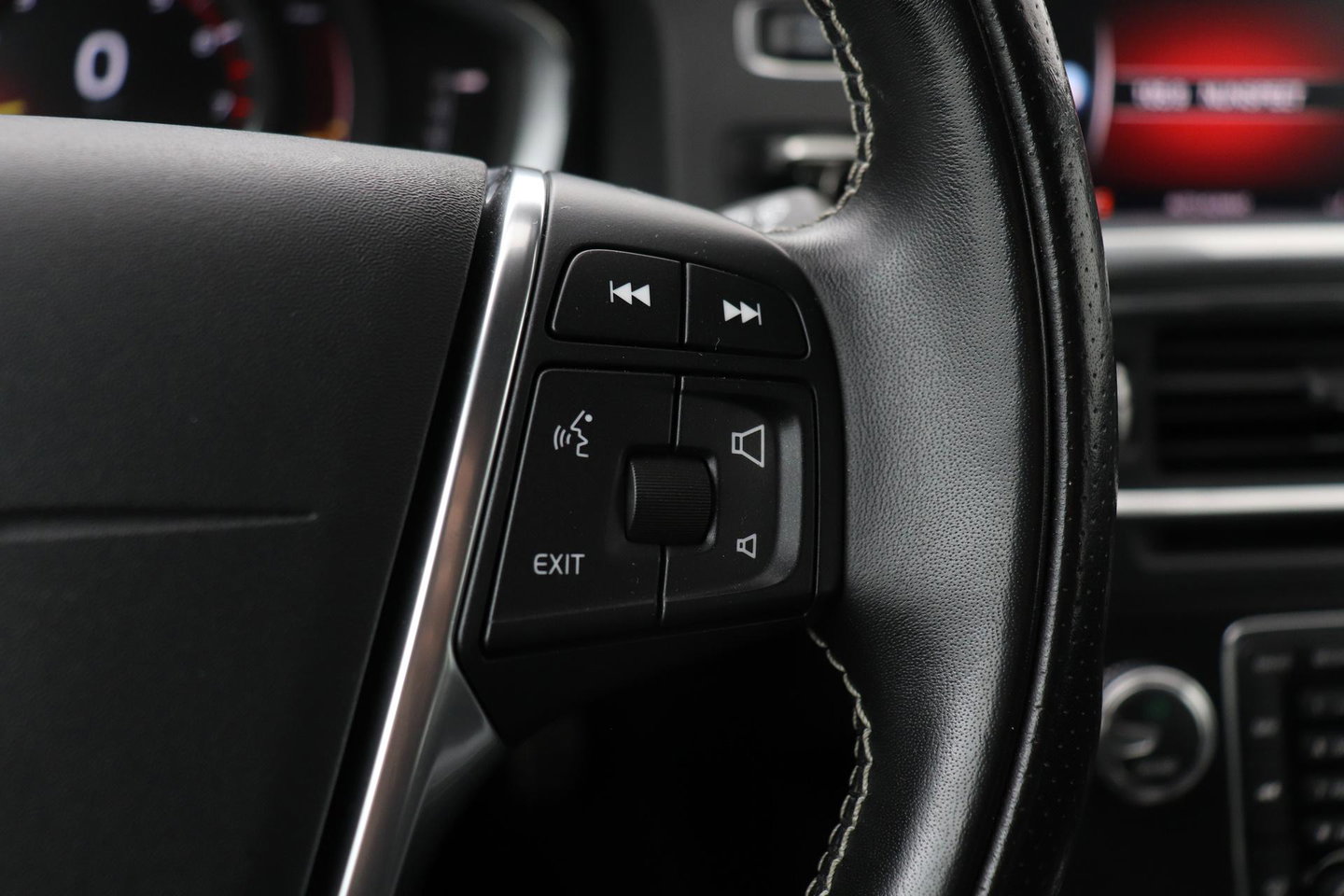 Volvo V60 T4 Business Sport R-Design | Trekhaak | Stoelverwarming | Navigatie | Cruise Control | 18 Inch