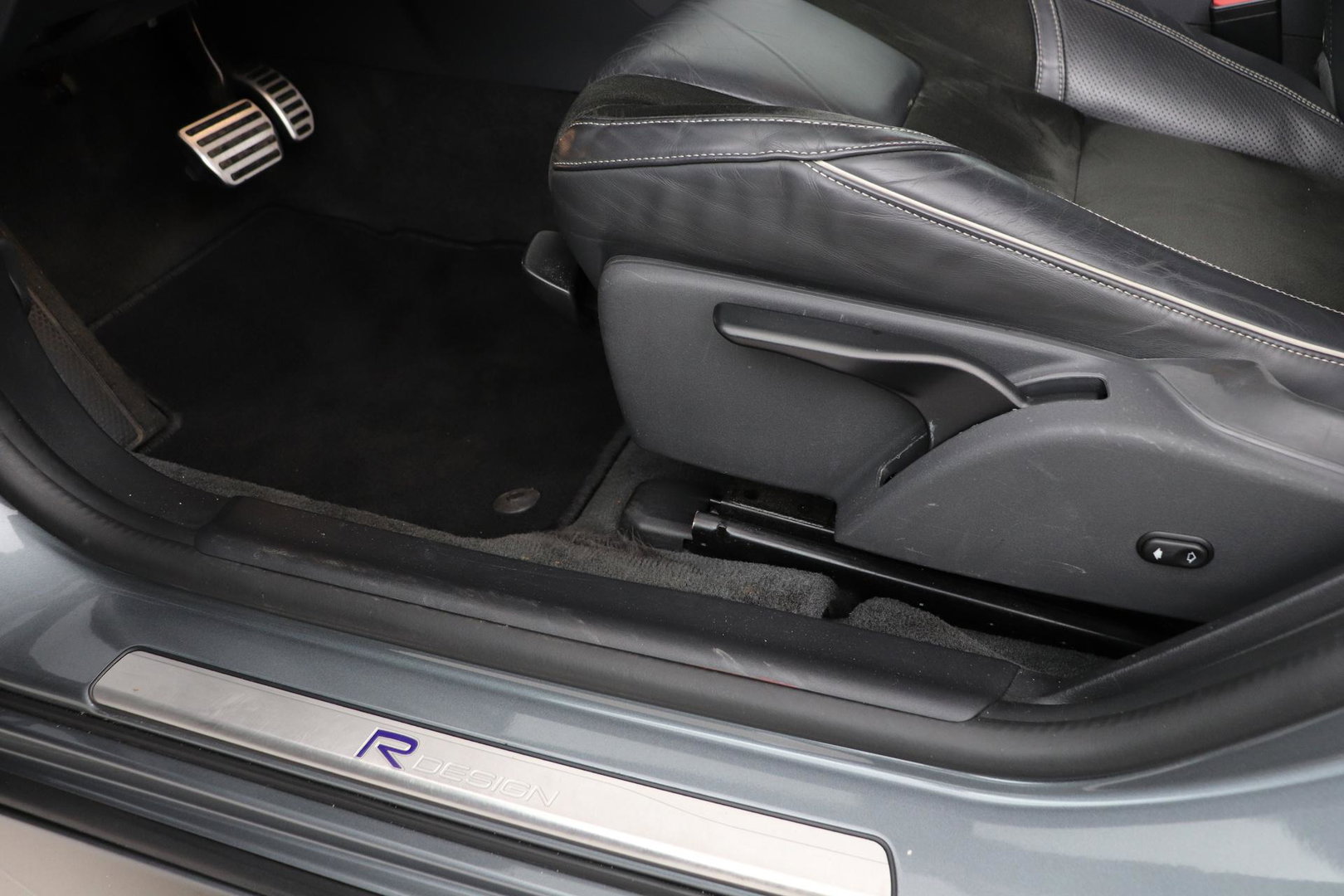 Volvo V60 T4 Business Sport R-Design | Trekhaak | Stoelverwarming | Navigatie | Cruise Control | 18 Inch