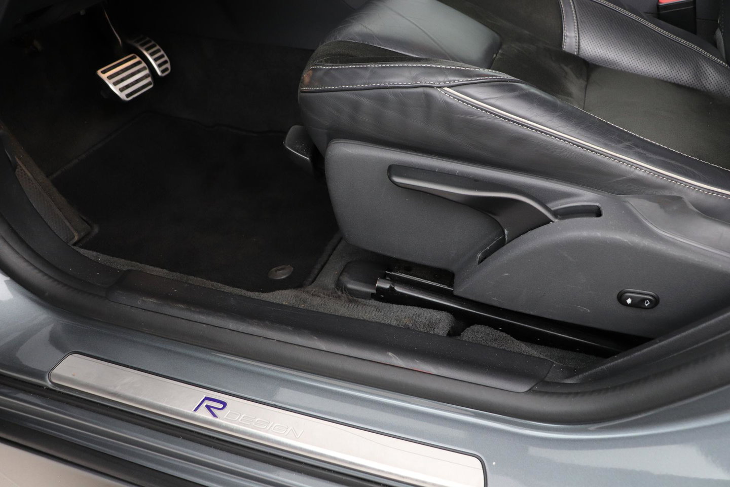 Volvo V60 T4 Business Sport R-Design | Trekhaak | Stoelverwarming | Navigatie | Cruise Control | 18 Inch