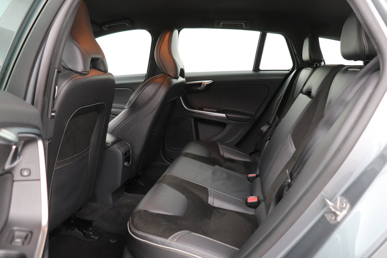 Volvo V60 T4 Business Sport R-Design | Trekhaak | Stoelverwarming | Navigatie | Cruise Control | 18 Inch
