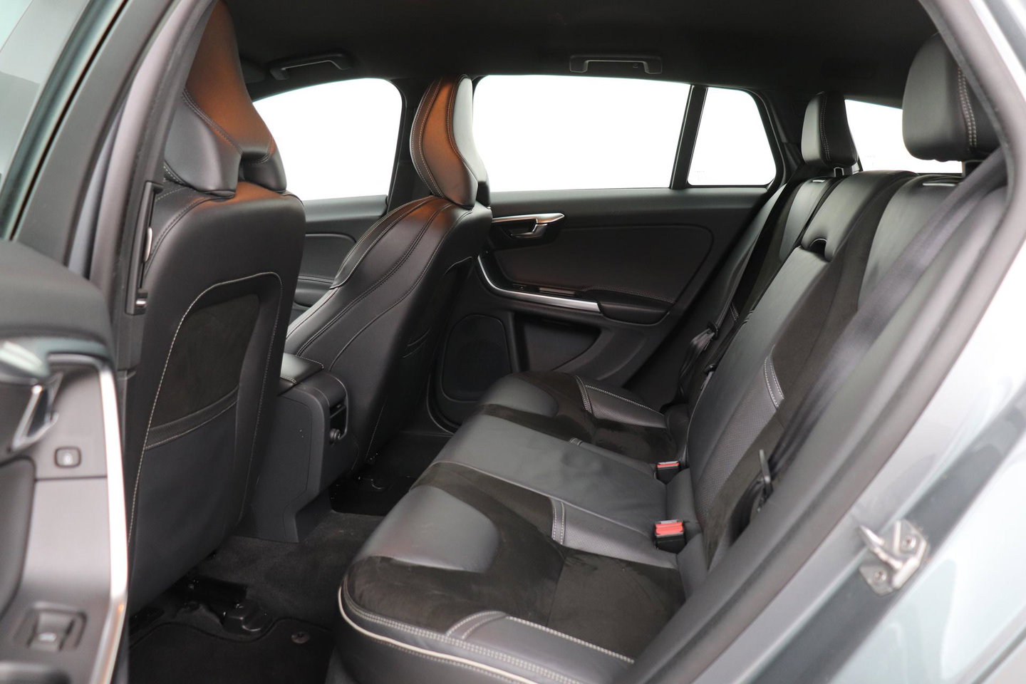 Volvo V60 T4 Business Sport R-Design | Trekhaak | Stoelverwarming | Navigatie | Cruise Control | 18 Inch
