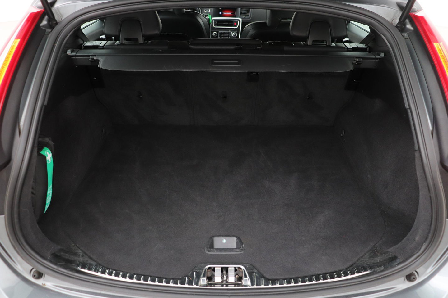 Volvo V60 T4 Business Sport R-Design | Trekhaak | Stoelverwarming | Navigatie | Cruise Control | 18 Inch