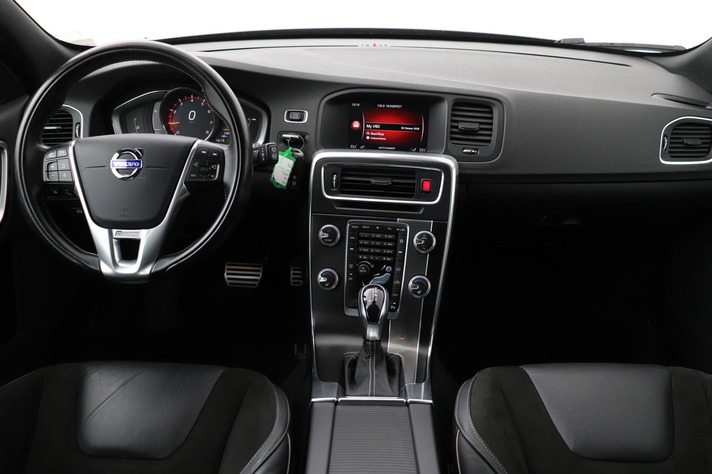 Volvo V60 T4 Business Sport R-Design | Trekhaak | Stoelverwarming | Navigatie | Cruise Control | 18 Inch