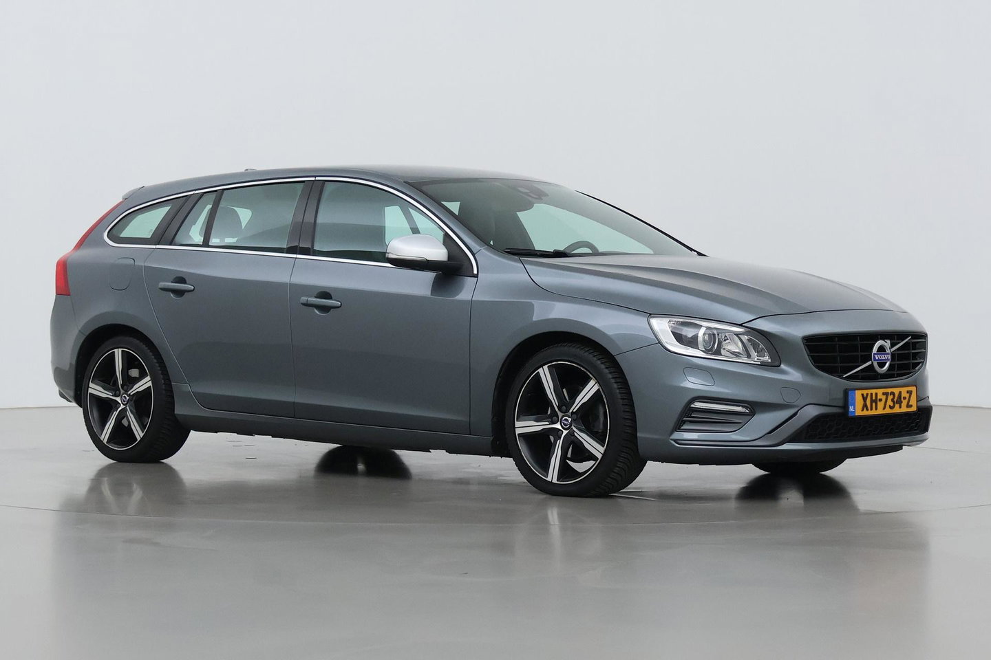 Volvo V60 T4 Business Sport R-Design | Trekhaak | Stoelverwarming | Navigatie | Cruise Control | 18 Inch