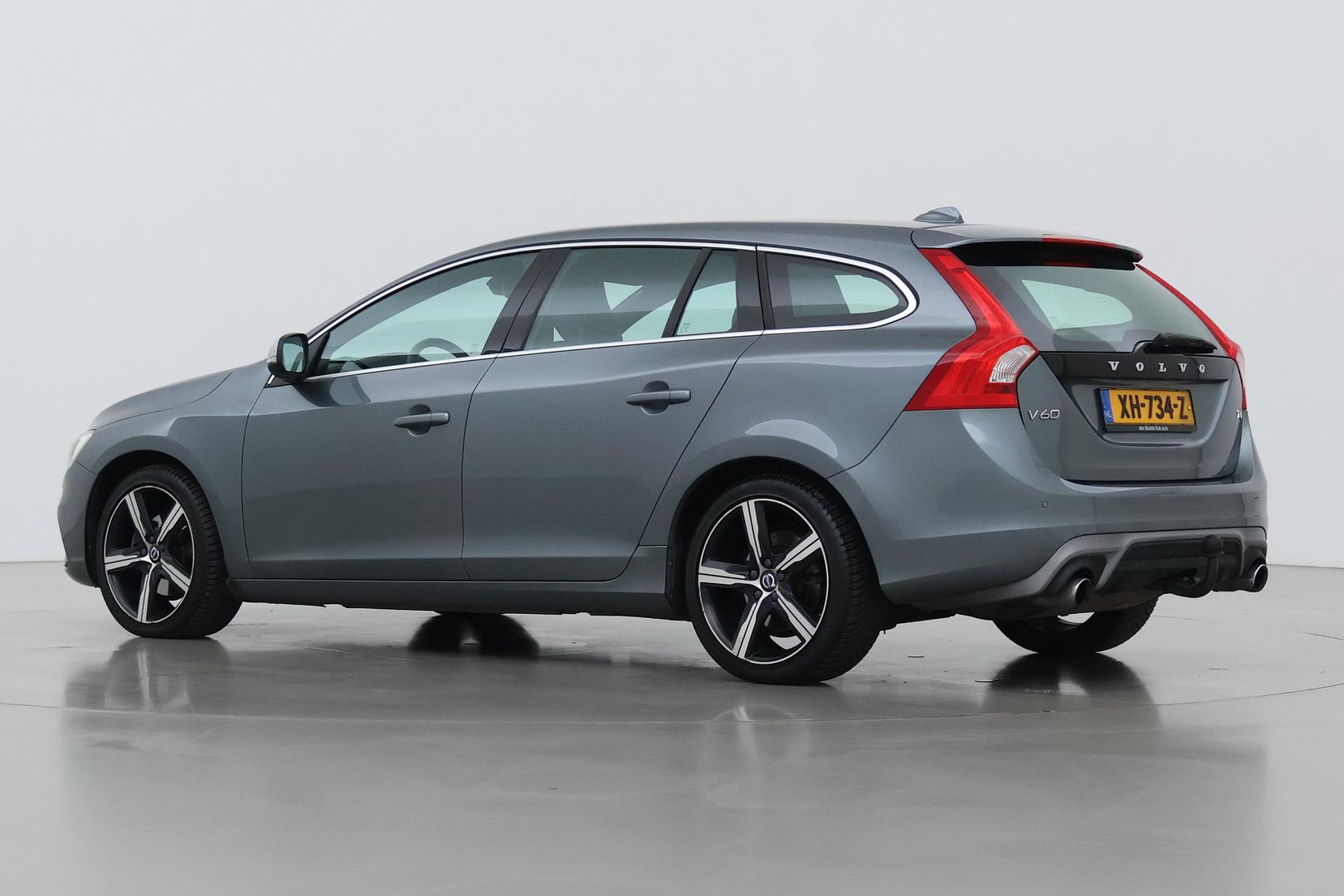 Volvo V60 T4 Business Sport R-Design | Trekhaak | Stoelverwarming | Navigatie | Cruise Control | 18 Inch