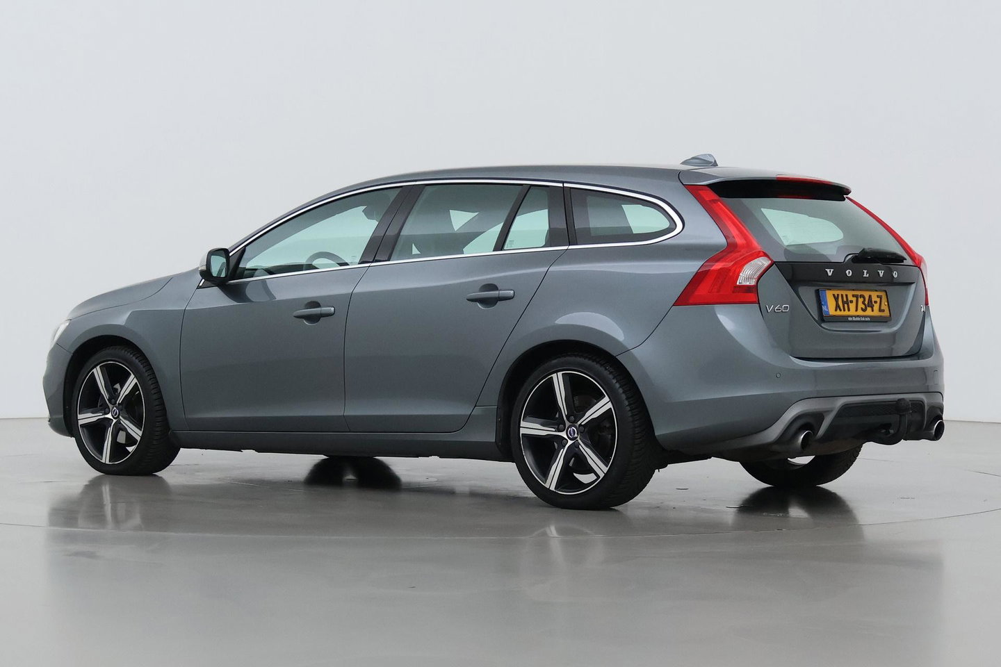 Volvo V60 T4 Business Sport R-Design | Trekhaak | Stoelverwarming | Navigatie | Cruise Control | 18 Inch