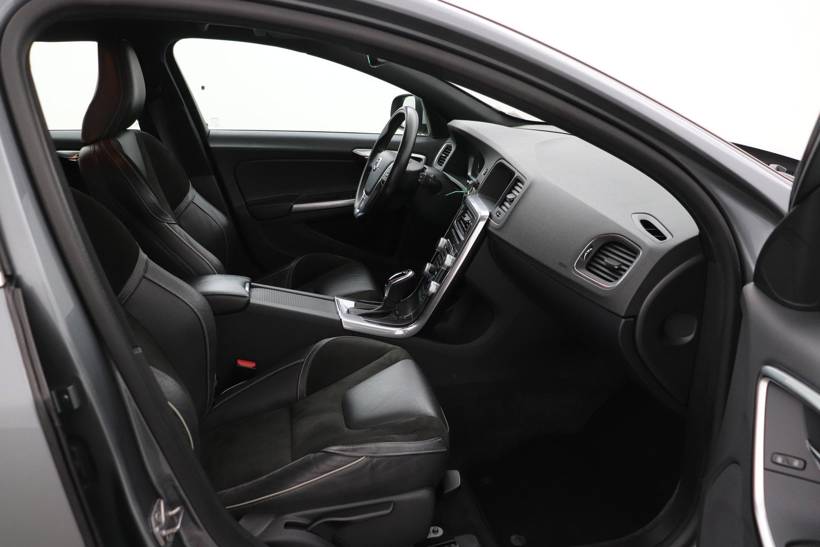 Volvo V60 T4 Business Sport R-Design | Trekhaak | Stoelverwarming | Navigatie | Cruise Control | 18 Inch