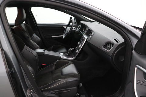 Volvo V60 T4 Business Sport R-Design | Trekhaak | Stoelverwarming | Navigatie | Cruise Control | 18 Inch