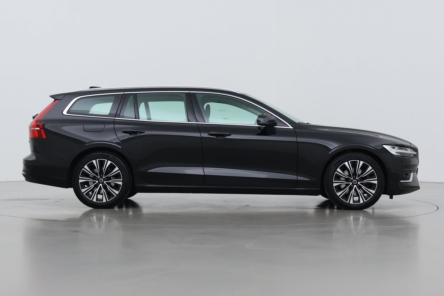 Volvo V60 B4 Plus Bright | ACC | Harman/Kardon | Trekhaak | 360° Camera | Stoel+Stuurverwarming | Keyless | Leder | 18 Inch