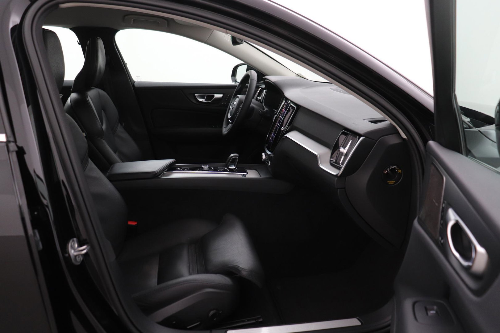 Volvo V60 B4 Plus Bright | ACC | Harman/Kardon | Trekhaak | 360° Camera | Stoel+Stuurverwarming | Keyless | Leder | 18 Inch