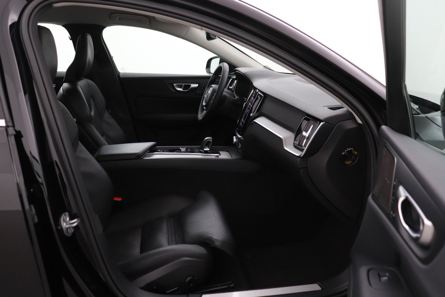 Volvo V60 B4 Plus Bright | ACC | Harman/Kardon | Trekhaak | 360° Camera | Stoel+Stuurverwarming | Keyless | Leder | 18 Inch