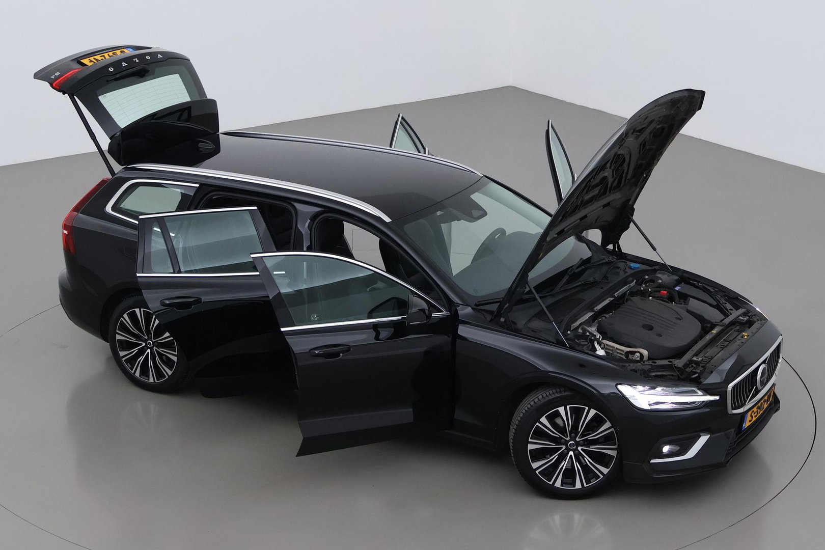 Volvo V60 B4 Plus Bright | ACC | Harman/Kardon | Trekhaak | 360° Camera | Stoel+Stuurverwarming | Keyless | Leder | 18 Inch