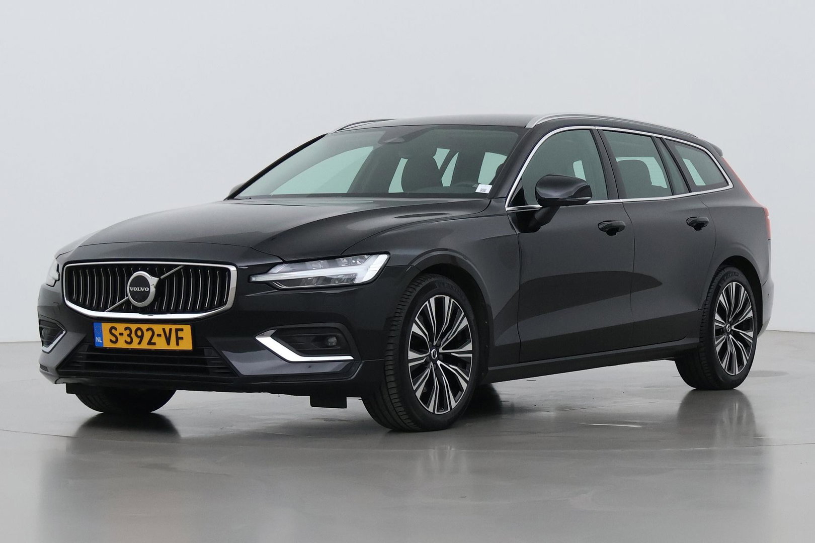 Volvo V60 B4 Plus Bright | ACC | Harman/Kardon | Trekhaak | 360° Camera | Stoel+Stuurverwarming | Keyless | Leder | 18 Inch