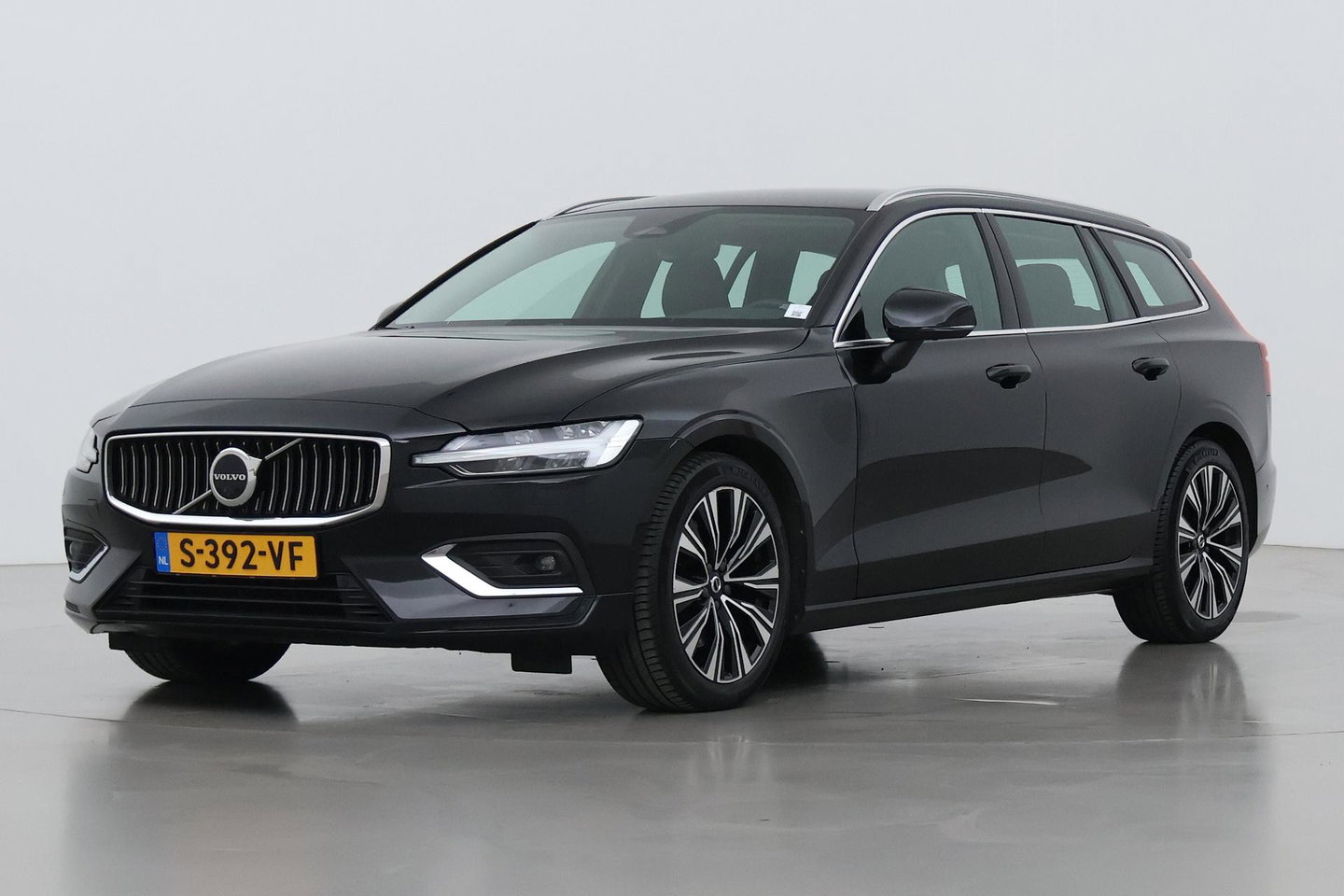 Volvo V60 B4 Plus Bright | ACC | Harman/Kardon | Trekhaak | 360° Camera | Stoel+Stuurverwarming | Keyless | Leder | 18 Inch