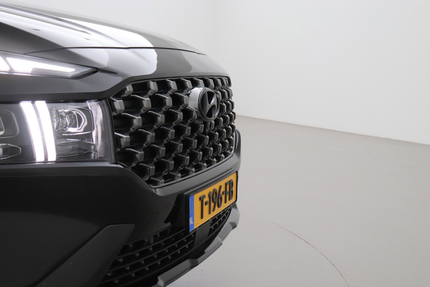 Hyundai Santa Fe 1.6 T-GDI PHEV Premium Plus Sky 7p. | Panoramadak | Stoelventilatie | Head-Up | 360° Camera | Trekhaak | Stoel+stuurverwarming | 20 Inch