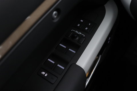 Land Rover Defender 110 P400e X-Dynamic SE | Panoramadak | Trekhaak | Luchtvering | 360° Camera | Meridian | Stoel+Stuurverwarming | BLIS | ACC