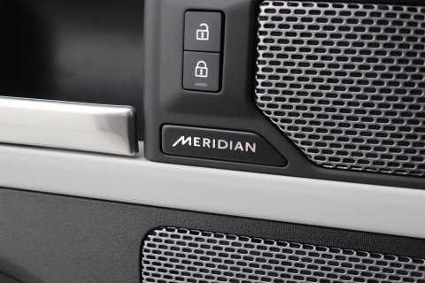 Land Rover Defender 110 P400e X-Dynamic SE | Panoramadak | Trekhaak | Luchtvering | 360° Camera | Meridian | Stoel+Stuurverwarming | BLIS | ACC