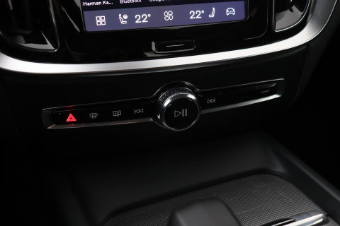 Volvo V60 B4 Plus Bright | ACC | Harman/Kardon | Trekhaak | 360° Camera | Stoel+Stuurverwarming | Keyless | Leder | 18 Inch