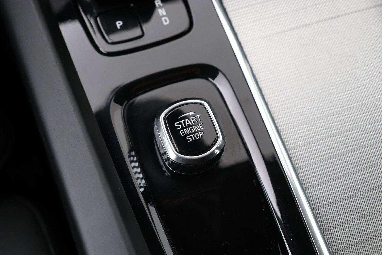 Volvo V60 B4 Plus Bright | ACC | Harman/Kardon | Trekhaak | 360° Camera | Stoel+Stuurverwarming | Keyless | Leder | 18 Inch