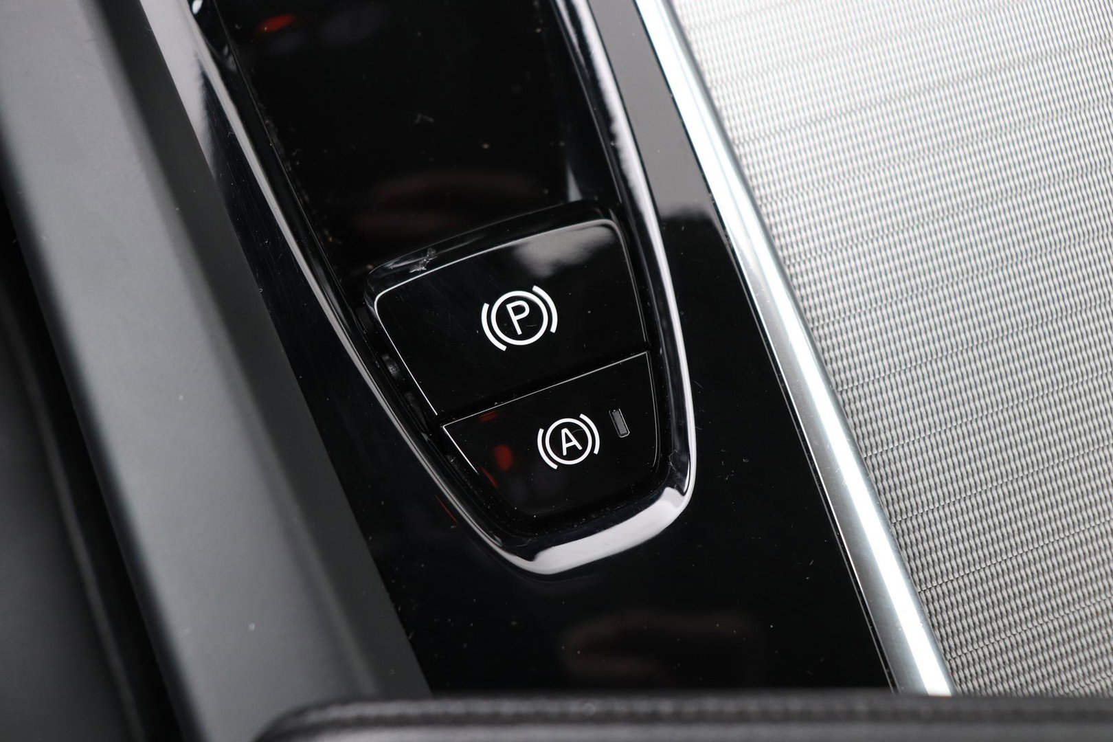 Volvo V60 B4 Plus Bright | ACC | Harman/Kardon | Trekhaak | 360° Camera | Stoel+Stuurverwarming | Keyless | Leder | 18 Inch
