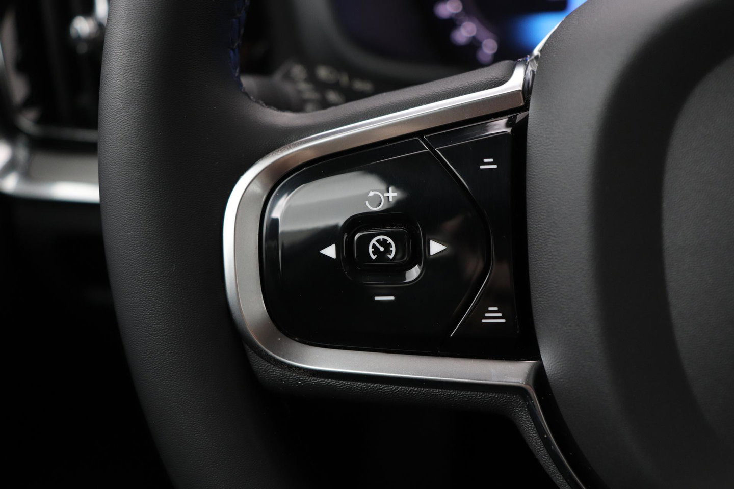 Volvo V60 B4 Plus Bright | ACC | Harman/Kardon | Trekhaak | 360° Camera | Stoel+Stuurverwarming | Keyless | Leder | 18 Inch