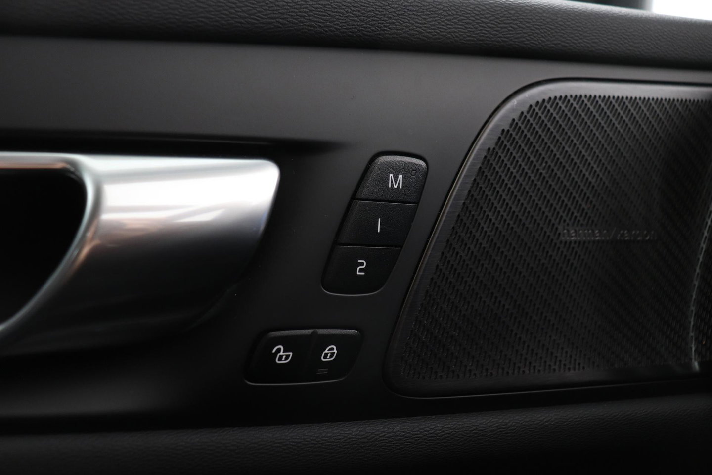 Volvo V60 B4 Plus Bright | ACC | Harman/Kardon | Trekhaak | 360° Camera | Stoel+Stuurverwarming | Keyless | Leder | 18 Inch