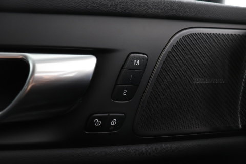 Volvo V60 B4 Plus Bright | ACC | Harman/Kardon | Trekhaak | 360° Camera | Stoel+Stuurverwarming | Keyless | Leder | 18 Inch