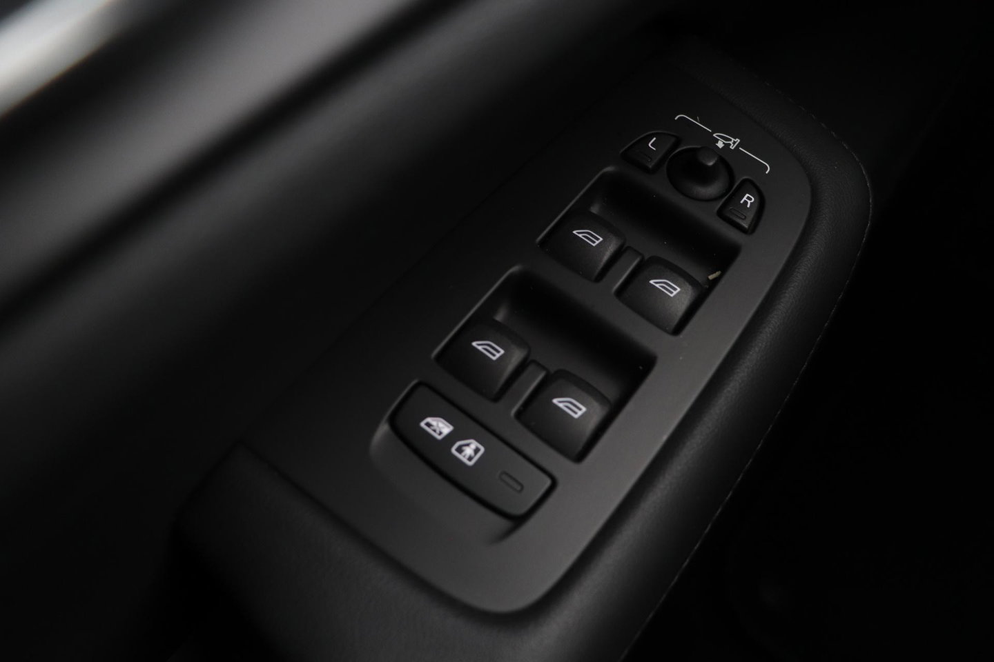 Volvo V60 B4 Plus Bright | ACC | Harman/Kardon | Trekhaak | 360° Camera | Stoel+Stuurverwarming | Keyless | Leder | 18 Inch