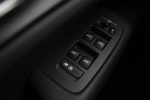 Volvo V60 B4 Plus Bright | ACC | Harman/Kardon | Trekhaak | 360° Camera | Stoel+Stuurverwarming | Keyless | Leder | 18 Inch