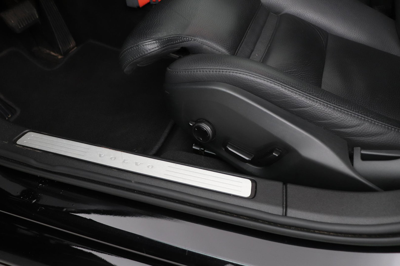 Volvo V60 B4 Plus Bright | ACC | Harman/Kardon | Trekhaak | 360° Camera | Stoel+Stuurverwarming | Keyless | Leder | 18 Inch