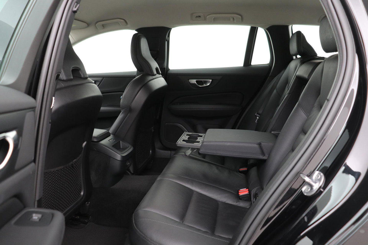 Volvo V60 B4 Plus Bright | ACC | Harman/Kardon | Trekhaak | 360° Camera | Stoel+Stuurverwarming | Keyless | Leder | 18 Inch