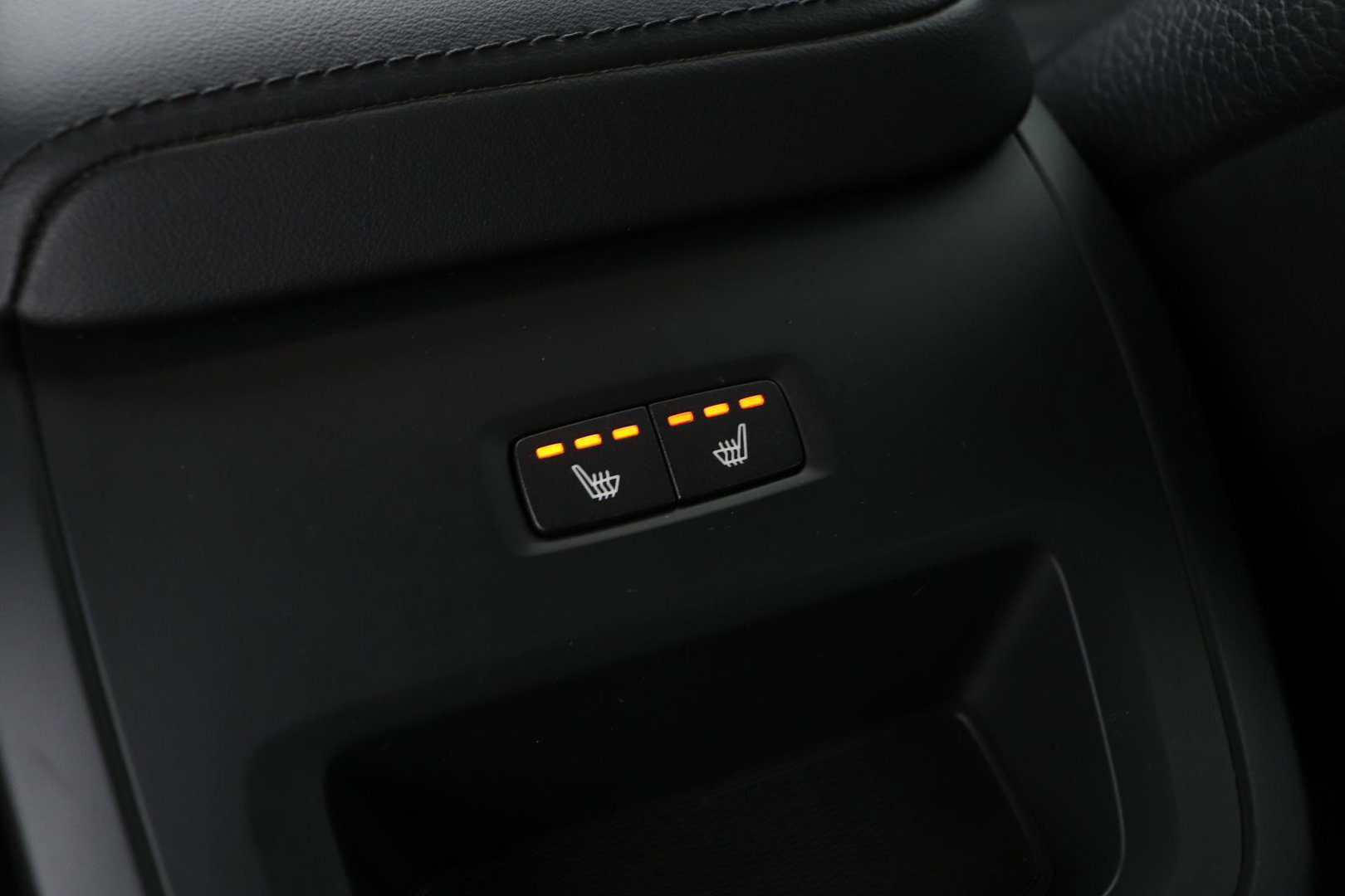 Volvo V60 B4 Plus Bright | ACC | Harman/Kardon | Trekhaak | 360° Camera | Stoel+Stuurverwarming | Keyless | Leder | 18 Inch