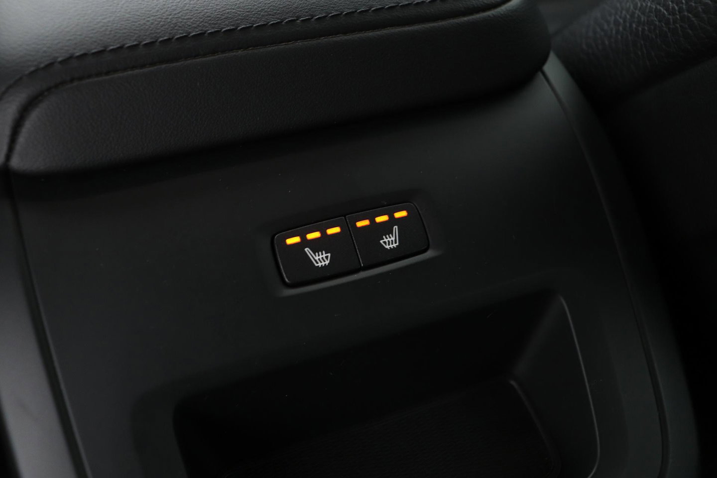 Volvo V60 B4 Plus Bright | ACC | Harman/Kardon | Trekhaak | 360° Camera | Stoel+Stuurverwarming | Keyless | Leder | 18 Inch